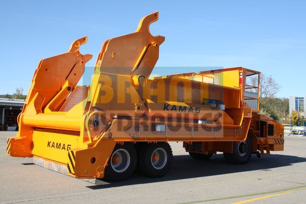 Hydraulic cylinder for slag pot carrier